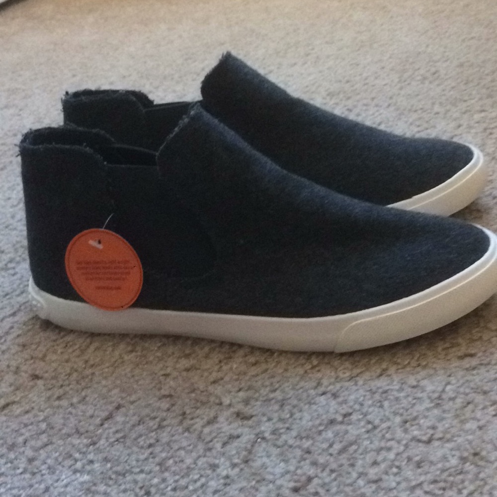 grey sneakers